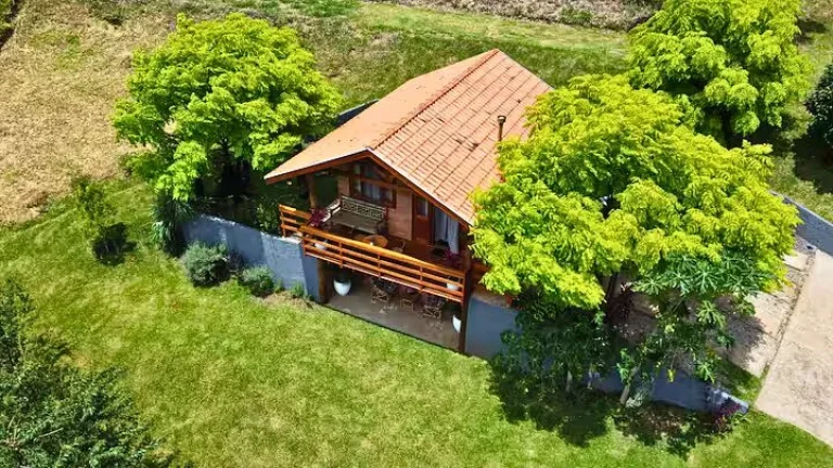 Imagem Refúgio Bucólico em São Bento do Sapucaí: 30.000 m², Chalés Prontos e Vista Privilegiada para a Pedra do Baú