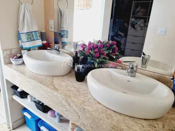 Imagem Sobrado amplo com 3 quartos (sendo 1 suíte com closet), no Condomínio Campos do Conde I.
Térreo c...