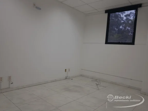Imagem Galpão 1.500m² com Doca para Alugar em Joinville – Becki