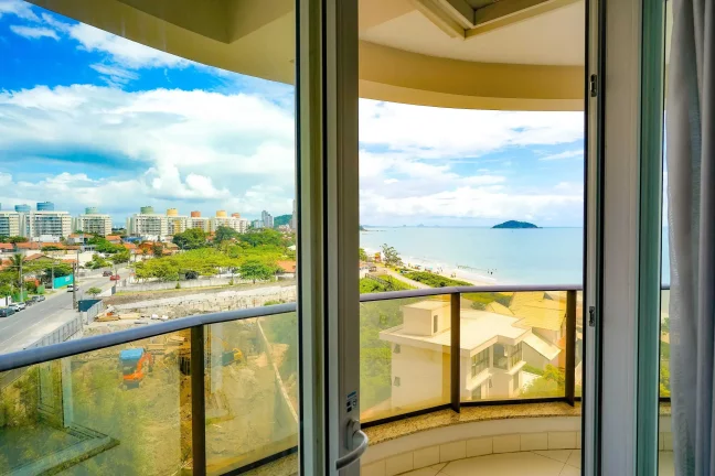 Imagem Cobertura duplex com vista mar 2 suítes mais 2 demi suítes e 2 vagas, piscina no terraço - Penha SC
