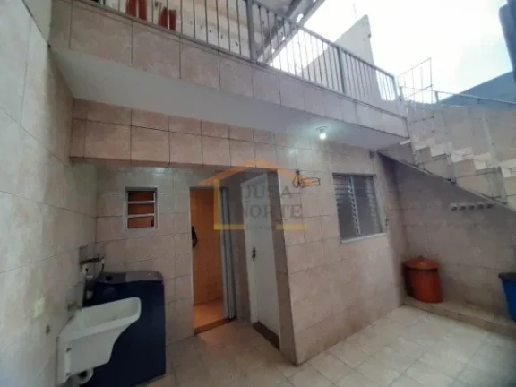 Imagem Sobrado com com 141 m² de área construída em terreno de 5x25. Dispõe de 3 dormitórios, sendo 1 ...