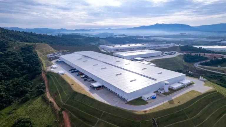 Imagem Galpão logístico Comercial para Locação em Extrema-MG: Centro, 12 Vagas, 2.929,21 m² de Área.
