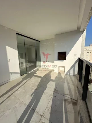 Imagem Apartamento de alto padrão com 3 suites e duas vagas de garagem, sacada,na meia praia