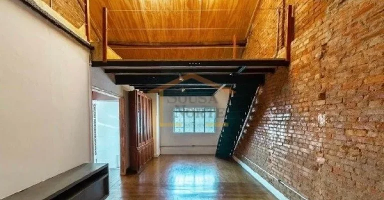Imagem A casa é muito charmosa, muito iluminada com luz do sol natural e arborizada. Sala principal conta ...