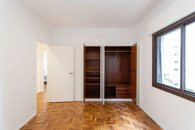 Imagem Apartamento 187M² Reformado, 3Q, 1 Suíte, 2 Banheiros, 2 Vagas, Lavabo, Sol da Manhã, Portaria 24h, Academia, Salão de Festas.