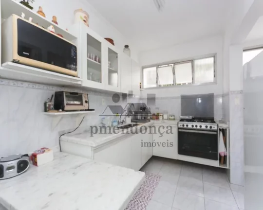 Imagem Apartamento com piso de madeira, living para 2 ambientes, 2 dormitórios sendo 1 suíte, lavabo, coz...