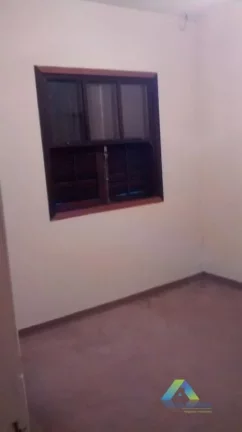Imagem Lindo sobrado com 3 dormitórios, 2 vagas de garagem com excelente localização em bairro com fácil acesso a comércios e principais avenidas.