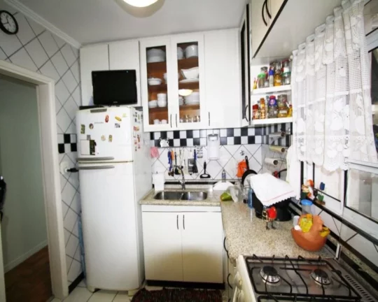 Imagem Amplo apartamento com piso de tacos, armários embutidos, living ampliado para 02 ambientes, 03 dorm...