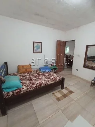 Imagem Sitio com duas casas, a primeira casa de tijolinho tem janelas de alumínio, churrasqueira, varanda ...