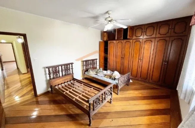 Imagem Casa espaçosa com 200 m² de área construída, composta por 4 dormitórios, sendo 2 suítes, e 4 b...