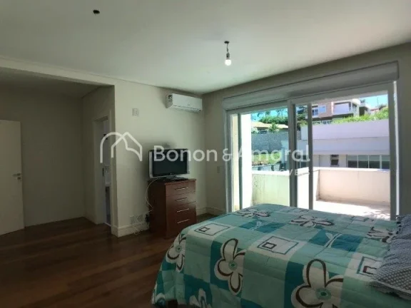 Imagem Linda e espaçosa casa de condomínio com área de 704 m². O imóvel possui living com pé direito ...