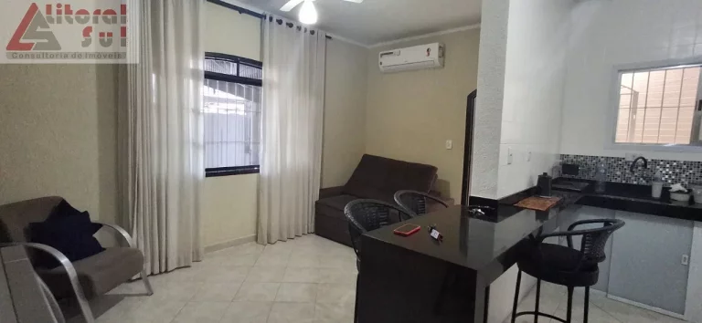 Imagem Casa à venda em Praia Grande-SP, bairro Vilamar, 2 quartos, 1 suíte, 1 sala, 2 banheiros, 95m². Confira já!