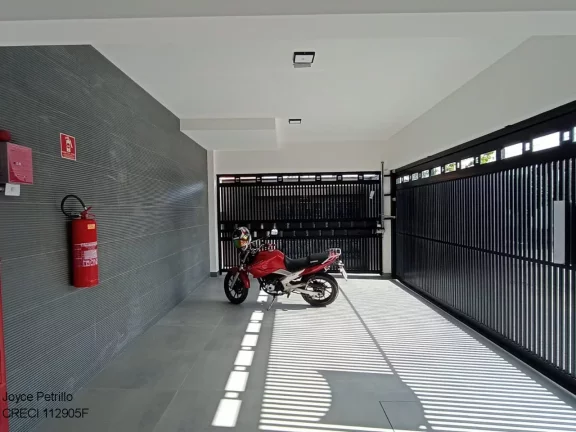 Imagem Apartamento de 2 dormitórios, novinho, moderno e a apenas 600 metros da praia. Disponível para locação em Peruíbe.