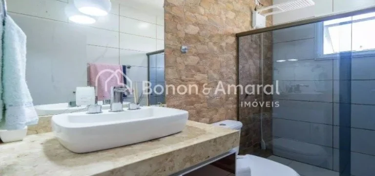 Imagem Esta charmosa casa está disponível para venda em um condomínio tranquilo na cidade de Valinhos. E...