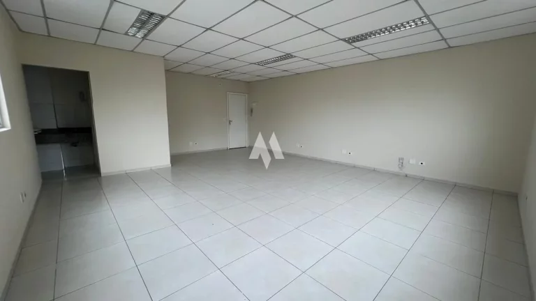 Imagem Sala Comercial para Locação com 1 Vaga e Segurança na Vila Mathias em Santos/SP