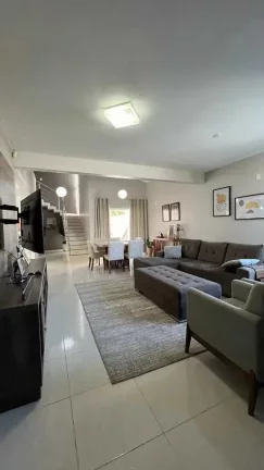 Imagem Casa Alto Padrão com 3 dormitórios sendo 1 suíte e 2 vagas - Floresta | Joinville/SC