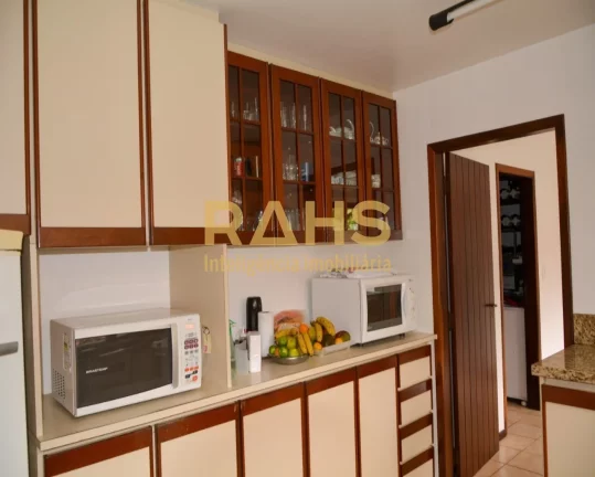 Imagem Linda Residência, no Condomínio Parc de France, Bairro Saguaçu. Arquitetura diferenciada, realiza...