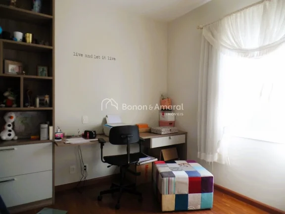 Imagem Térrea, bem localizada, em rua tranquila.
Sala para 2 ambientes, lareira, lavabo, escritório, 3 su...