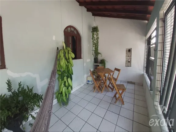 Imagem Manoel Plaza, casa com 3 quartos com 1 suite, sala e cozinha ampla, banheiro social, varandão, 3 vagas de garagem, terreno de 300 m²