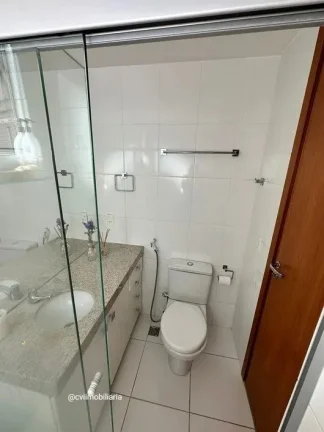 Imagem Amplo e iluminado apartamento com vista frontal para rua e piscina, que conta com sala de estar, sal...