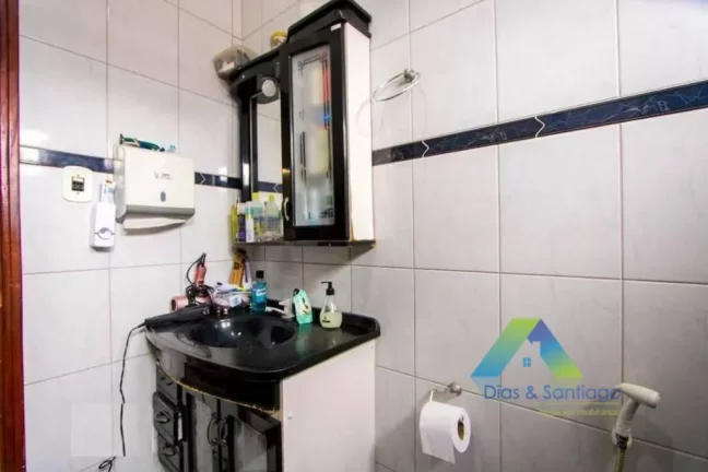 Imagem SANTO ANDRÉ Casa 300M² de terreno, 224M² area construída,2 casas, frente e fundo, espaço gourmet, piscina, 2 vagas ótima localização e valor !!!
