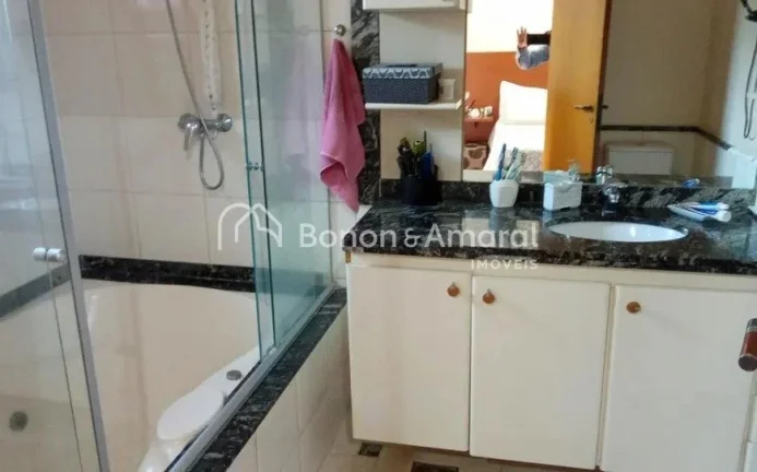 Imagem Linda e espaçosa casa com área construída de 321 m². A residência possui living para 3 ambiente...