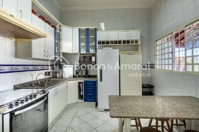 Imagem No térreo salas de estar, jantar e escritório, cozinha planejada mais varanda com espaço gourmet ...