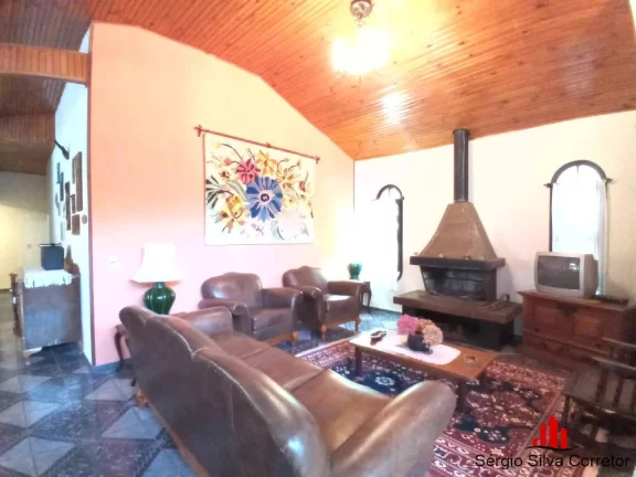 Imagem Casa a venda Com 06 Dormitórios na Região da Minalba em Campos do Jordão.