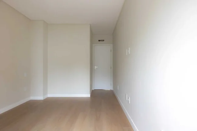 Imagem Sobrado Geminado, novo! Com 4 suítes e 2 vagas de garagem no Centro de Balneário Camboriú