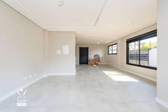 Imagem Sobrado 3 Suítes com QUINTAL, 228m², terraço com churrasqueira e 3 vagas de garagem à venda no Água Verde