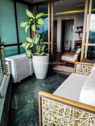 Imagem Descubra o conforto e a sofisticação deste amplo e espaçoso apartamento reformado, localizado no ...