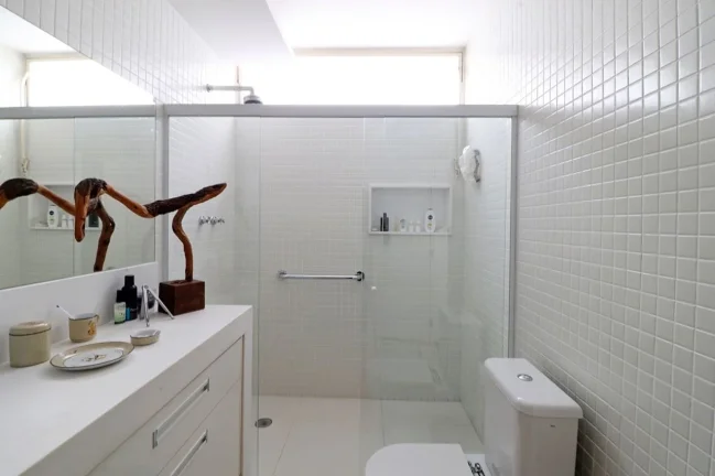 Imagem Apartamento 236 M², 1 por andar, hall fechado, 2Q, 2 Suítes, 3 banheiros, 2 vagas, ar split, lareira, próximo ao metrô, janela antirruído.