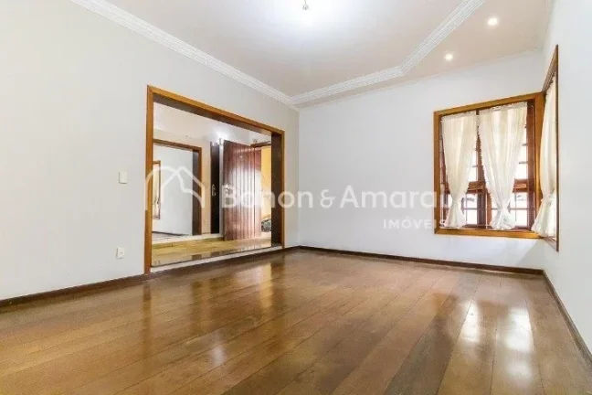 Imagem Ampla e confortável, esta excelente residência conta com 330m² de área construída, oferecendo e...