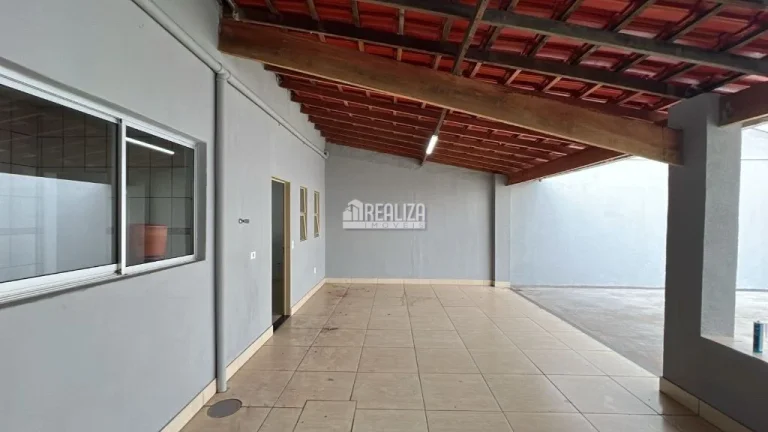 Imagem Casa para alugar no bairro Cidade Nova, Uberaba - 2 dormitórios, 1 suíte, 4 garagens