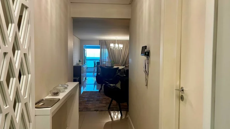 Imagem Apartamento frente mar com 3 suítes sendo 1 master e 2 vagas de garagem - Centro de Navegantes/SC