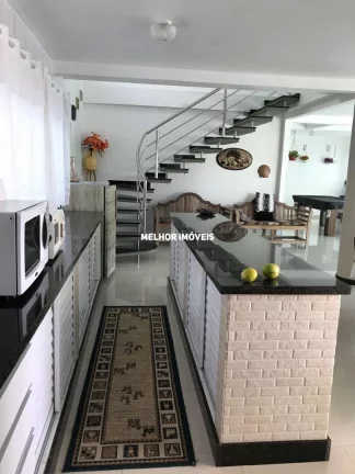 Imagem Casa mobiliada, decorada à venda com 06 suítes, piscina localizada na Quadra Mar na Praia do Estaleiro em Balneário Camboriú.