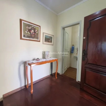 Imagem Encantadora casa em estilo colonial, do tipo sobrado, que une conforto, espaço e charme em cada det...