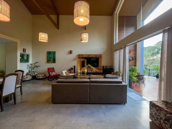 Imagem Casa Linear no Green Valley – 4 Suítes, Semi Porteira Fechada, Vista Deslumbrante e Sofisticação em Teresópolis