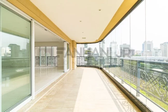 Imagem Venha se surpreender com essa incrível residência de luxo! Com 3 suítes espaçosas, sendo a suíte do casal com 2 banheiros, você terá todo o conforto