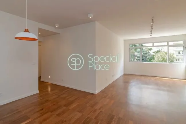 Imagem Apto com 129,23m² no Itaim Bibi Sala ampla para 2 ambientes com cozinha integrada e armários plane...