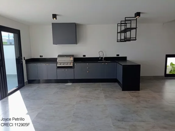 Imagem Casa Nova com Arquitetura Moderna à Venda em Condomínio Fechado na Cidade de Peruíbe.