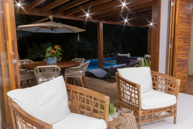 Imagem Casa alto padrão localizada em Praia do Forte condomínio com acesso ao mar Praia Bella.