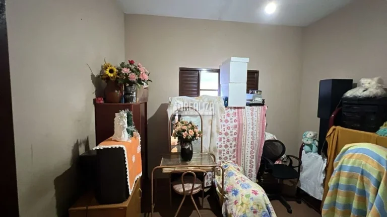 Imagem Casa padrão à venda no Fabrício, Uberaba - 4 dormitórios, 2 banheiros, garagem coberta