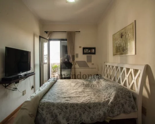Imagem Imóvel possui living amplo para 3 ambientes, varanda integrada, lareira, lavabo, na área íntima s...