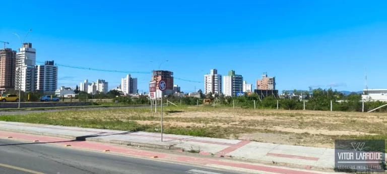 Imagem Terreno de 2.112m² à Venda na Avenida Pedro Zapelini