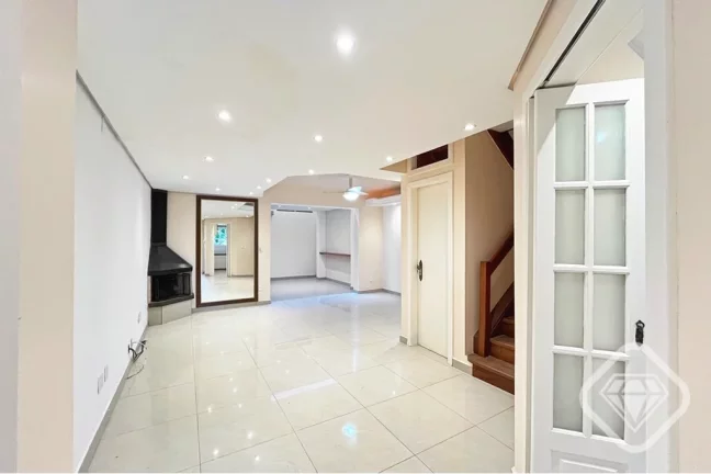 Imagem Casa especial no coraÃ§Ã£o do bairro Tristeza, um refÃºgio moderno com charme e conforto

Uma residÃ...