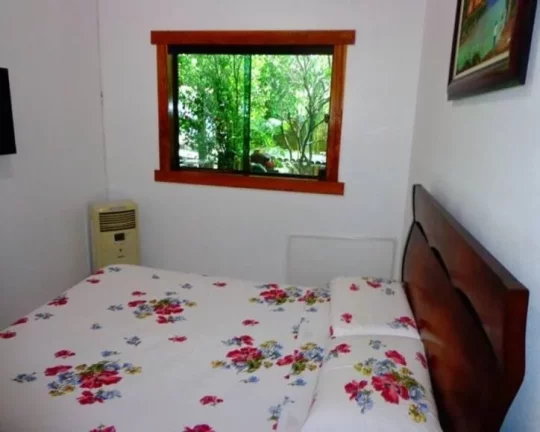 Imagem LINDA CASA EM ÓTIMA LOCALIZAÇÃO, COM SALA, COZINHA, ÁREA DE SERVIÇO, BANHEIRO, 03 QUARTOS, ÁRE...