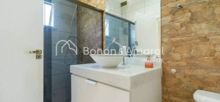 Imagem Esta charmosa casa está disponível para venda em um condomínio tranquilo na cidade de Valinhos. E...