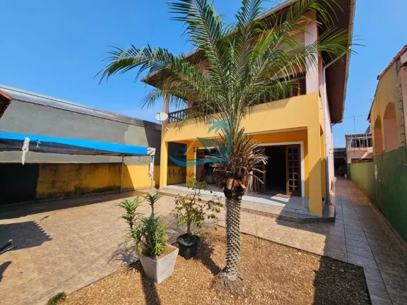 Imagem Casa assobradada com 215 m² de área construída a venda na região central de Ubatuba.