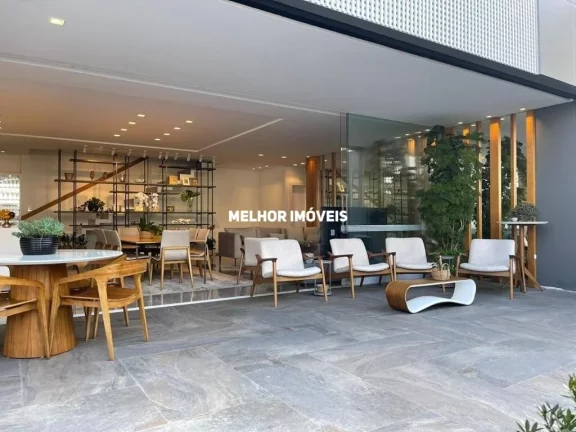 Casa de Alvenaria nova à venda com 5 suítes e 8 vagas de garagem localizada no centro de Balneário Camboriú